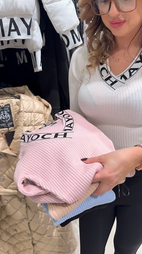 81K views · 748 reactions | Vulkán kötött pulóver  Elasztikus, bordás kötött anyagból készült, V nyakkivágású pulóver anyagában kötött mintával, kis fém márkajelzéssel. Látogass el üzletünkbe, próbáld fel kedvenceidet vagy rendelj egyszerűen üzenetben! ️ | Mayo Chix Nyíregyháza | Facebook