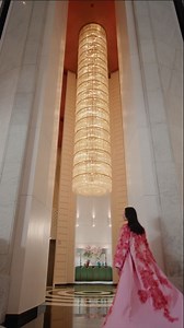 Step into a sanctuary of luxury and sophistication in our reimagined spaces overlooking the iconic Marina Bay, experiencing Exceptionally Singapore in every detail. | Mandarin Oriental Hotel Group