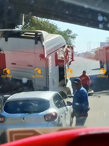 🚨⚠️En #colima/ ACCIDENTE LIBRAMIENTO EJÉRCITO MEXICANO ⚠️🚨. #AlertaVial #quintilla #57ymas 🚨⚠️ Reportan que continúa atención a accidente registrado hace unas horas sobre el km 00 100 del libramiento ejército mexicano en dirección de El trapiche a la palma amarilla, donde un operador perdió el control de su tractocamion tipo lowboy y término impactado el talud de tierra que se encuentra sobre el costado de la vía ⚠️🚨. ⚠️En la zona hay tráfico moderado siendo las 17:00 ⚠️. ⚠️Atienda indicacio