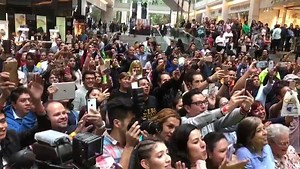 Tumultuaria firma de autógrafos de Lucero por su disco ‘Más enamorada con Banda 2’. #TelevisaEspectáculos. | Televisa Espectáculos