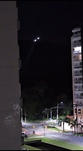 🚨 Em meio a uma crise de segurança na Baixada Santista, sete ladrões assaltaram uma joalheria em Bertioga e, interceptados, atiraram contra agentes de segurança, tentaram fugir e foram perseguidos por policiais por terra e ar. Segundo informações preliminares obtidas pelo Portal Costa Norte, um dos suspeitos foi ferido na perseguição. Ao todo, cinco foram presos e, até às 23h de hoje, os outros dois ainda eram procurados por agentes do COE e Baep, dois grupos de elite da polícia militar. Saiba 
