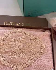 Luxury Box Prezzo 60€ spedizione gratuita 1 cuscino forma CUORE 1 tovaglia in pizzo misura 160x270 1 coppia di asciugamani gruppo Battaglia Servizio Wzapp 3391462800 Spedizione Italia 🇮🇹 | Esposito Distribuzione Intimo