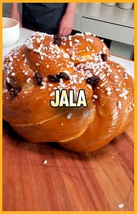 #Receta de pan JALÁ ➡️ a seguir celebrando Jánuca con las mejores recetas 🙌🕎 Este tipo de panes es tradicional de la cocina Sefaradí. Pueden tener 3, 5 o 7 puntas y la forma puede ser alargada o redonda. En el video te mostramos cómo preparar la receta paso a paso para armar un Jalá redondo. 👀 Ingredientes 👇 -2 huevos -100 gr. azúcar -20 gr. sal -380 gr. agua -40 gr. levadura fresca -100 gr. aceite -1 kg. harina 0000 -100 gr. pasas de uva #comunidadglutenmorgentv #challah #jala #receta #pan 