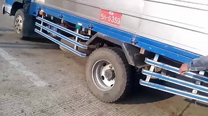 အျမန္လမ္းမွာ ကားေတြ ခဏခဏေမွာက္ၾကတာ ဒါမ်ိဳးေတြေၾကာင့္လည္း ပါပါတယ္။ ခရီးသည္ေတြအသက္ကို ႏွေျမာၾကပါဦး... ကားတာယာ ၾကံ့ခိုင္မႈ မေကာင္းလို႔ ေပးမေမာင္းတဲ့ ႐ုပ္သံပါ။ Credit အျမန္လမ္းမီးသတ္ | Myanmar Live