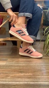 11K views | GAIA !! Retro, natural y trendy 睊 Inspirada en los 70s, GAIA vuelve con esa silueta icónica que nunca pasa de moda. Liviana, flexible y con plantillas con memoria para un confort que dura todo el día. Disponible en 3 colores listos para acompañarte en cada paso. Mezcla gamuzas con red y detalles a contratono en pu! diseño sporty and cool!  Descubrí la tuya hoy en rocas.com.ar | Rocas accesorios argentina | Facebook