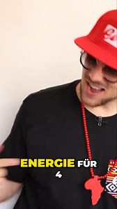 Entdecke EES, den deutschsprachigen Megastar aus Namibia! Begleite uns auf seiner musikalischen Reise von Köln bis Windhoek und erlebe seine Energie hautnah in unserem exklusiven Studiobesuch. Ein unvergessliches Porträt eines außergewöhnlichen Künstlers. | EES
