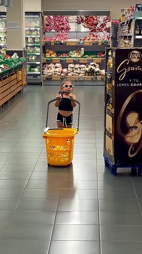 Que os parece la ayudante que me he buscado ?! 😎•• prefiere ir al súper que al parque …. Porque será?! 🤦🏻‍♀️😅 #parati #familygoals #baby