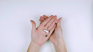 Instructional video showing how to change the battery on the Unitron Moxi hearing aid | Hearing Aid Technologies