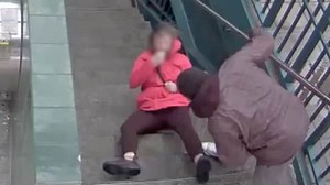 طرحها أرضا ودفعها عن الدرج.. فيديو يوثق لحظة تعرض امرأة لهجوم مباغت