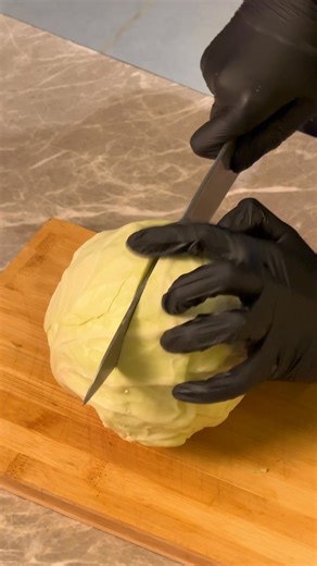 មីនុយថ្មី Hot Chili Chicken 🌶️🍗ធានាថាឆ្ញាញ់តាំងពីដាក់ចូលមាត់ដំបូង !! រសជាតិថ្មីសម្រាប់រដូវកាល គ្រីស្តស្មាស់ សាច់មាន់ដែលស្រួយខ្ញោក រួមជាមួយទឹកជ្រលក់ថ្មីមានរសជាតិ បែប ហិរ ផ្អែម ពិតជាសាកសម !!! អាចកម្ម៉ង់ឥលូវនេះនៅគ្រប់សាខាទាំងអស់របស់ពង !!! Warm up your Christmas Eve 🌶️🍗 with the bold flavors of our new Hot Chilli Chicken. 🔥 A delicious and fiery addition to your holiday feast. | Pong Cambodia