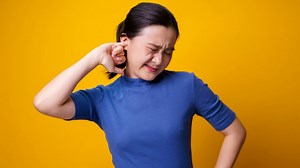 क्या आपको भी कान भरा हुआ महसूस होता है? तो जानें ब्लॉक कान के 5 कारण