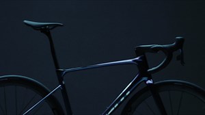 Le Defy est fait pour les longues distance. Désormais plus léger et plus rapide, cette nouvelle machine de route endurance allie le confort avec encore plus d'efficacité et de controle. Une sensation de douceur en roulant, vous mettant au défi d'atteindre vos limites... pour mieux les dépasser. | Giant Bicycles