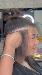 FAQ: How do you install Microlink braidless sew in? The foundation begins by equally distributing silicone lined microbeads in a single row. Meticulously placing them to ensure weight is equally distrubuted and no cross hairs in the beads for a pain-free seamless install. • • • • • #krachellesalon #dallasnurse #dallasmicrolinkextensions #dallasktips #dallasextensions #dallasbridalhair #dallashandtiedextensions #southlakehairextensions #dallasbridalstylist #dallassewins #dallasinvisiblebeadextens