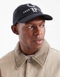 Gorra azul marino con logo de monograma de Fred Perry | ASOS