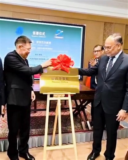 🇵🇰🇨🇳 CPEC Phase-II is set to open a new era of business-to-business cooperation between #Pakistan and #China. At the upcoming Business Conference, where nearly 1,000 Pakistani and Chinese entrepreneurs are participating, Pakistan aims to secure major joint ventures and MoUs. This milestone will drive industrial growth, technology transfer, job creation, and climate-smart investments, positioning Pakistan as a hub for regional trade and innovation. #CPECPhase2 #BusinessConference #PakistanChi