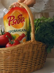 So schmeckt der Sommer! Manche Gerichte brauchen keine aufwendigen Rezepte. Reife Tomaten, knackige Gurken, frischer Dill und die beliebte Mayonnaise „Rjaba Provansal N“ – und schon steht der Sommersalat auf dem Tisch, den viele noch aus ihrer Kindheit kennen. ❤️ Dafür brauchen Sie: 🥒 Gurken 🍅 Tomaten 🧅 Rote Zwiebel 🌿 Frischen Dill 🥄 Mayonnaise „Rjaba Provansal N“ 🧂 Salz nach Geschmack Gemüse schneiden, Dill hinzufügen, mit Mayonnaise vermengen und genießen. Der besondere Genuss: eine Sche