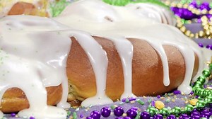 Украшение королевского торта Марди Гра посыпать: стоковое видео (без лицензионных платежей), 3980915885 | Shutterstock