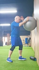 ☯️ ¡Entrenamiento de Tai Chi con la bola fitness! ‍ ¿Quieres mejorar tu equilibrio, flexibilidad y fuerza de una forma divertida y desafiante? Prueba el entrenamiento de Tai Chi con la bola fitness contra la pared. Esta práctica combina los movimientos lentos y fluidos del Tai Chi con la resistencia de la pelota para un entrenamiento completo que te beneficiará en muchos aspectos. Beneficios: Mejora el equilibrio y la coordinación: La pelota te desafía a mantenerte estable mientras realizas los 