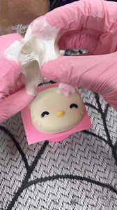 mummy hello kitty 🖤 try this method with your hot cocoa bombs! simply melt mini marshmallows into the microwave and with a pair of gloves pickup some melted marshmallows and pull open, lay on top of your desired dessert. super fun and easy to do! 😋 will you be trying this next? 🖤 Stover & Company ultra white melting wafers #halloween #halloweenbaking #cakedecorating #strawberry #strawberries #stoverandcompany #stoversweetoff #stoversweetteam #stoverandco #sweetteamgisele #sweetshoppe #stoverc