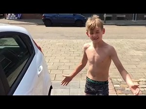 Jongen rent in zwarte Björn Borg onderbroek door de straat