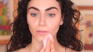 Tips from Ruby Golani! See how our Tinted Compact Cream SPF50 smoothly unifies complexion. | Eau Thermale Avène