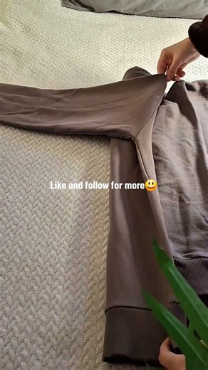 How to fold a sweatshirt neatly 😃#folding #foldinghacks #tipsntricks #homeorganization