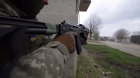 British forces train Ukrainian recruits amid heightened tensions in Russia conflict