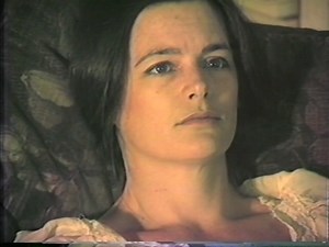 👁️💪🏾 ¡Cinéfilo de los fuertes! ⏰ Domingo 3/11, 20:00 hs. ❤️‍🩹Dorothy y Alan en Norma Place (Dorothy and Alan at Norma Place, EE.UU., 1982, Digital, 118’, AM18) Dirección: John Dorr. Con Strawn Bovee y George LaFleur. En 1963, viviendo una vida rutinaria en Norma Place en Los Ángeles, la escritora reclusa Dorothy Parker y su esposo bisexual Alan Campbell recuerdan su relación a menudo tumultuosa, que comenzó treinta años antes. 🎟️ Entrada general auditorio: $2000.- 🎟️ Abonadxs: gratis. . . 
