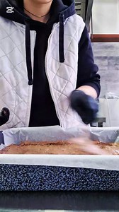 🍫🥥 Așa se nasc amintirile… Din cacao, fulgi de cocos și puțină răbdare. Din mirosul care umple bucătăria și din liniștea aceea frumoasă în care știi că urmează ceva bun. Negresa asta nu e doar un desert. E o întoarcere în timp. E prăjitura făcută „ca pe vremuri”, cu mâinile pline de făină și cu inima plină de bucurie. Privește cum prinde viață, pas cu pas… Iar la final, spune-ne: ce amintire ți-a trezit? 🤍 | Yoyo's Irish Pub