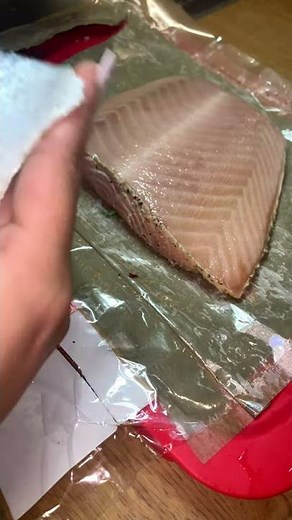 How to peel salmon skin in 10 seconds without knife