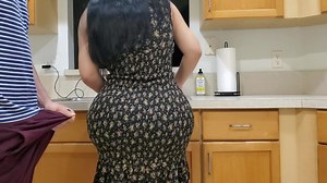 Maman Au Gros Cul Baise Son Beau-Fils À La Cuisine En Voyant Son Érection