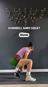 Dumbbell Sumo Squat - How to Target the Glutes More Effectively 1. Dumbbell Position Hold the dumbbell with both hands naturally hanging between your legs, rather than holding it at your chest. This allows you to lift heavier weights without being limited by arm strength. 2. Torso Posture Maintain a slight forward lean instead of staying fully upright. Leaning forward increases hip flexion, helping to stretch and better activate the glutes. 3. Stance Width and Foot Angle Set your feet about 1.5 