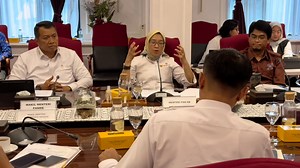 Menteri PANRB Rini Widyantini menerima kunjungan Mensesneg Prasetyo Hadi di Kantor Kementerian PANRB. Pertemuan kedua menteri membahas terkait pengisian jabatan ASN pada masa transisi pemerintahan saat ini. Menteri Rini menekankan bahwa dalam pengisian jabatan ASN, pemerintah tetap berpegang pada sistem merit dan menjaga kualitas SDM aparatur yang akan mendukung pencapaian program pembangunan nasional. Meski proses tersebut masih berlangsung, diharapkan hal itu tidak memengaruhi dan mengurangi l