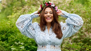 Farah Abadis ord om dotterns uppväxt: ”Det går inte ens att förklara skillnaden”","totalSecondsDuration":99,"aspectRatio":"16x9