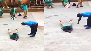 国外一黑人学生因为迟到，趴在地上被老师打屁股，画面笑翻网友！