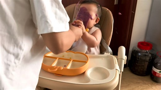 Baby gets squirted with juice in Shanghai, China