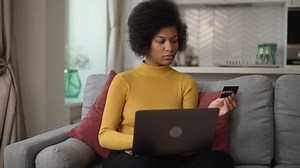 Jeune femme faisant du shopping en : vidéo de stock (100 % libre de droit) 1087984629 | Shutterstock