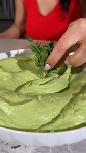 921K views · 7.8K reactions | Dip de Aguacate 陋 Tenía muchas ganas de probar este dip viral de Cardi B de aguacate y me encantó! 2 aguacates 1 queso crema 1 taza de crema fresca 1/3 taza de jalapeños de lata con vinagre. ( puedes ajustar la cantidad dependiendo de lo picante que te guste) Ajo en polvo Sal al gusto 2 limones 1 mazo de cilantro 2 jalapeños sin semilla Cebollín #recetas #fblifestyle | Cuchara Mía | Facebook