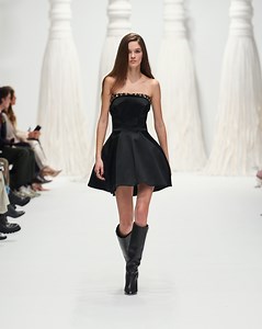 A language of symbols, a vision of grace. Tassels become emblems of distinction, golden accents evoke power, and silhouettes merge structure with fluidity, honoring the essence of contemporary femininity.​ #Genny​ #GennyFW2526 | Genny