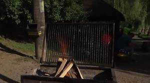 Locuitorii din Iaşi stau la coadă pentru a face grătar pe malul lacului Ciric