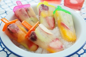 Recipe at: http://themeatmen.sg/homemade-fruit-popsicles Ever bought too many fruits that you and your family struggle to finish? Have you had fruits that are overly ripe or starting to turn brown? Here’s an interesting idea to make homemade fruit popsicles out of these goodies. Sliced fruits are not only healthy and good for you, but also perfect for making sweet treats for the family. We used coconut water for these popsicles, though you can also add honey to taste if you want it to be a littl