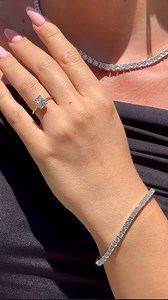 Crăciunul este momentul magic al anului în care fiecare detaliu contează, iar noi suntem aici pentru a transforma acest sărbători într-o poveste de neuitat! 🎄✨ Adaugă un strop de farmec și eleganță cadourilor tale cu accesorii speciale cu pietre din ZIRCONIU 💎și cutii cadou deosebite, care vor face ca fiecare dar oferit să fie o adevărată surpriză pentru cei dragi. Fă din acest Crăciun un moment memorabil! 💝🎁https://pursehuit.ro/collections/craciun?page=5 Vino și descoperă colecția noastră, 