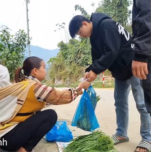 With the abandoned boy Harvesting the shallot garden of an 80 year old woman My daily life 002 | Single Mom Life