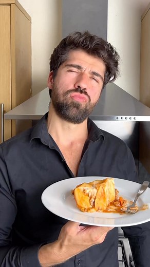 Baked pasta is easy and Delicious! This doable interpretation from @rafaelcamargoft 🍝 ingredients⬇️ - 500 rigatoni pasta - 250g cheese Bechamel sauce: - 500ml whole milk - 50g butter - 50g flour - pinch of salt, black pepper and nutmeg Ragu sauce: - 600g minced meat - 1 onion - 1 carrot - 800g tomato sauce - pinch of salt, black pepper and thyme Instructions: - pre cook the rigatoni for 4 minutes - put the rigatoni in a tray - add the ragu sauce slowly to make sure the rigatoni is filled by the