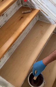 Treppenstufen aus Holz wachsen mit Pinsel und Rolle. Holztreppe renovieren | Parkett Boos