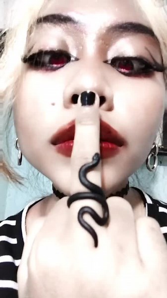 ULER BERB1S4 DIBELAKANG: Eyeball Rolling Effects