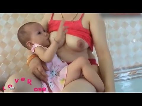 ibu muda cantik menyusui di rumah | Breastfeeding 2022 |