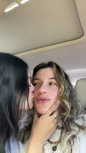 Lesbian Kissing Tips: Exploring WLW Tension and Hand Placement