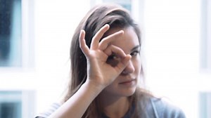 Jeune femme donnant le signe OK : vidéo de stock (100 % libre de droit) 1024096664 | Shutterstock