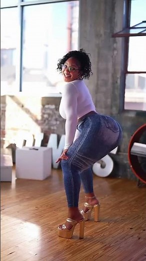 Booty coming through the jeans ￼🍑💦